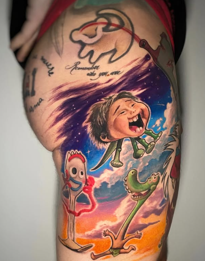 Tatuaje colorido de personajes de películas