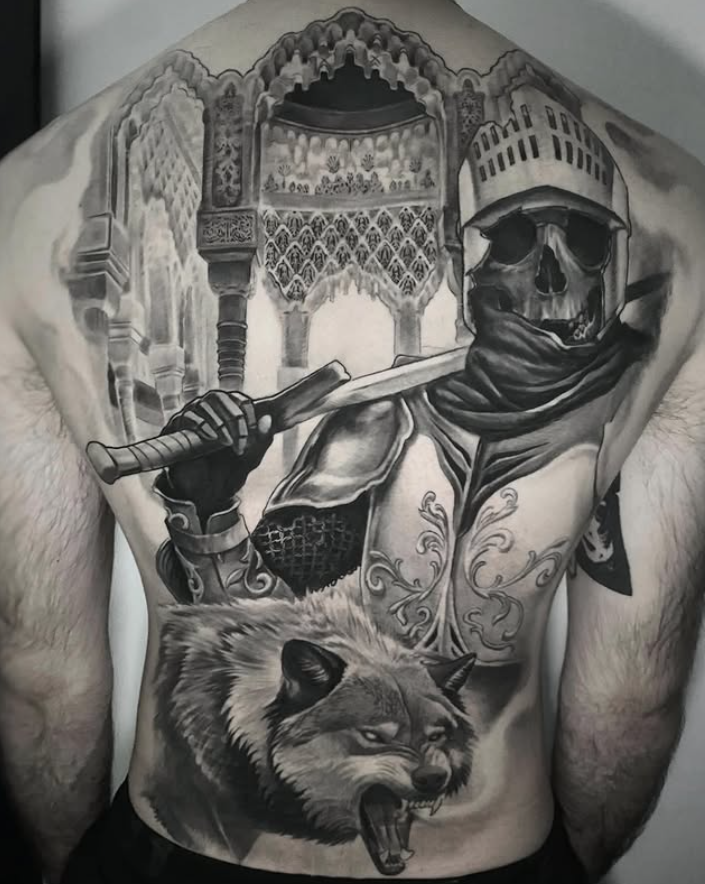 Tatuaje de espalda completa con caballero y lobo